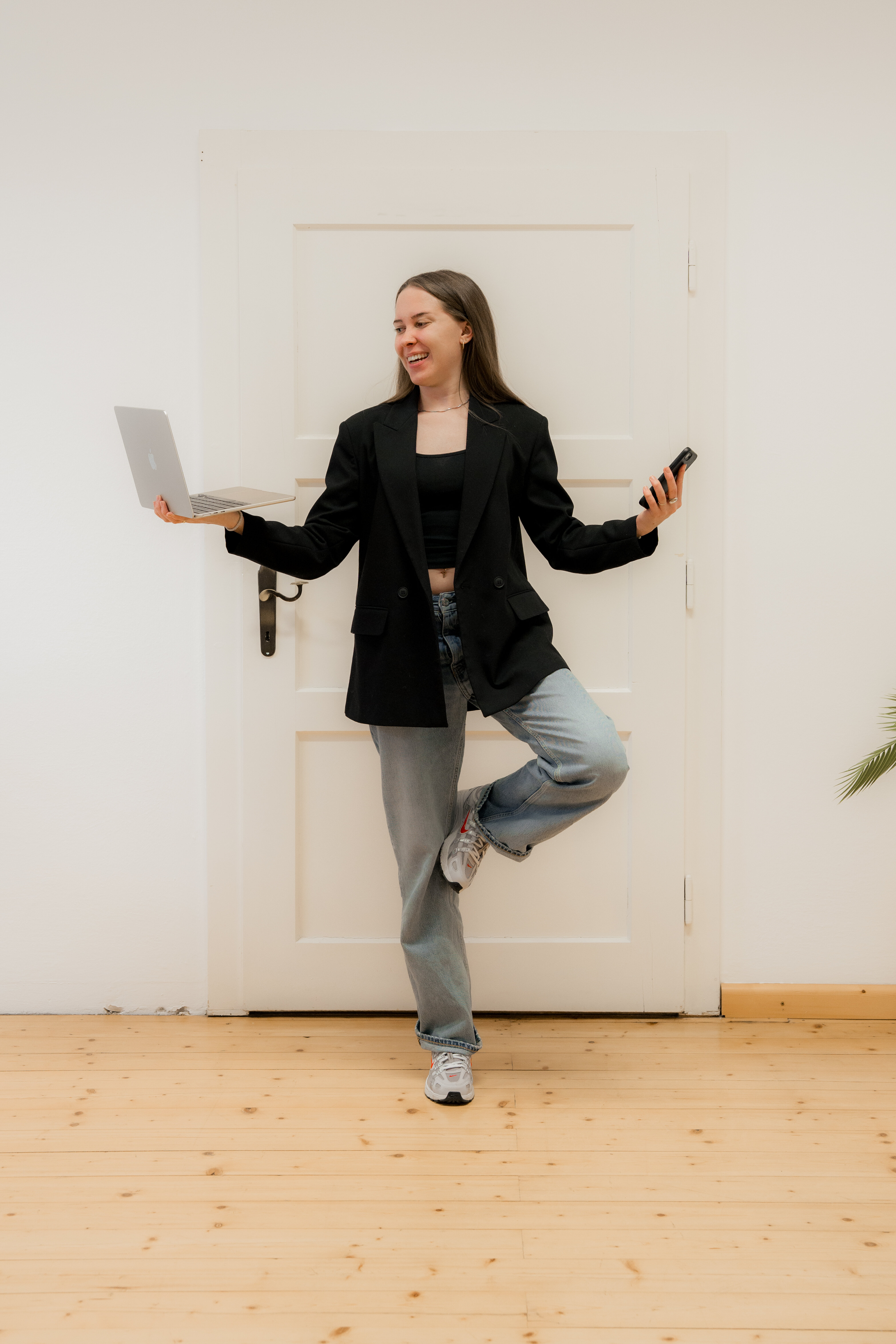 Veronika, Social Media Managerin bei LL-Marketing, im Office von LL-Marketing | © bridgeagency Janine Brugger