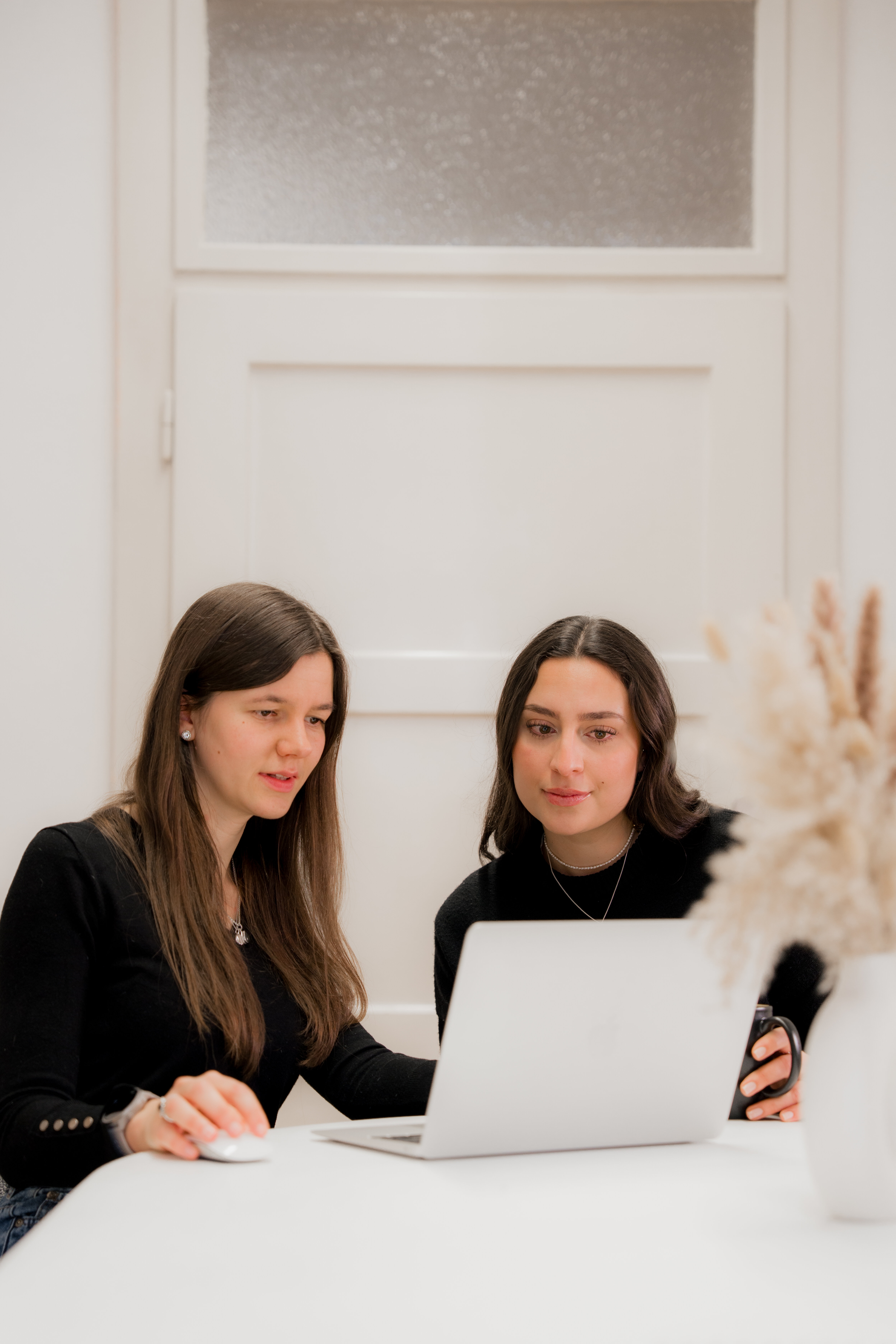 Lily und Annalena, SEO-Expertinnen bei der SEO-Agentur Tirol, LL-Marketing | © bridgeagency Janine Brugger