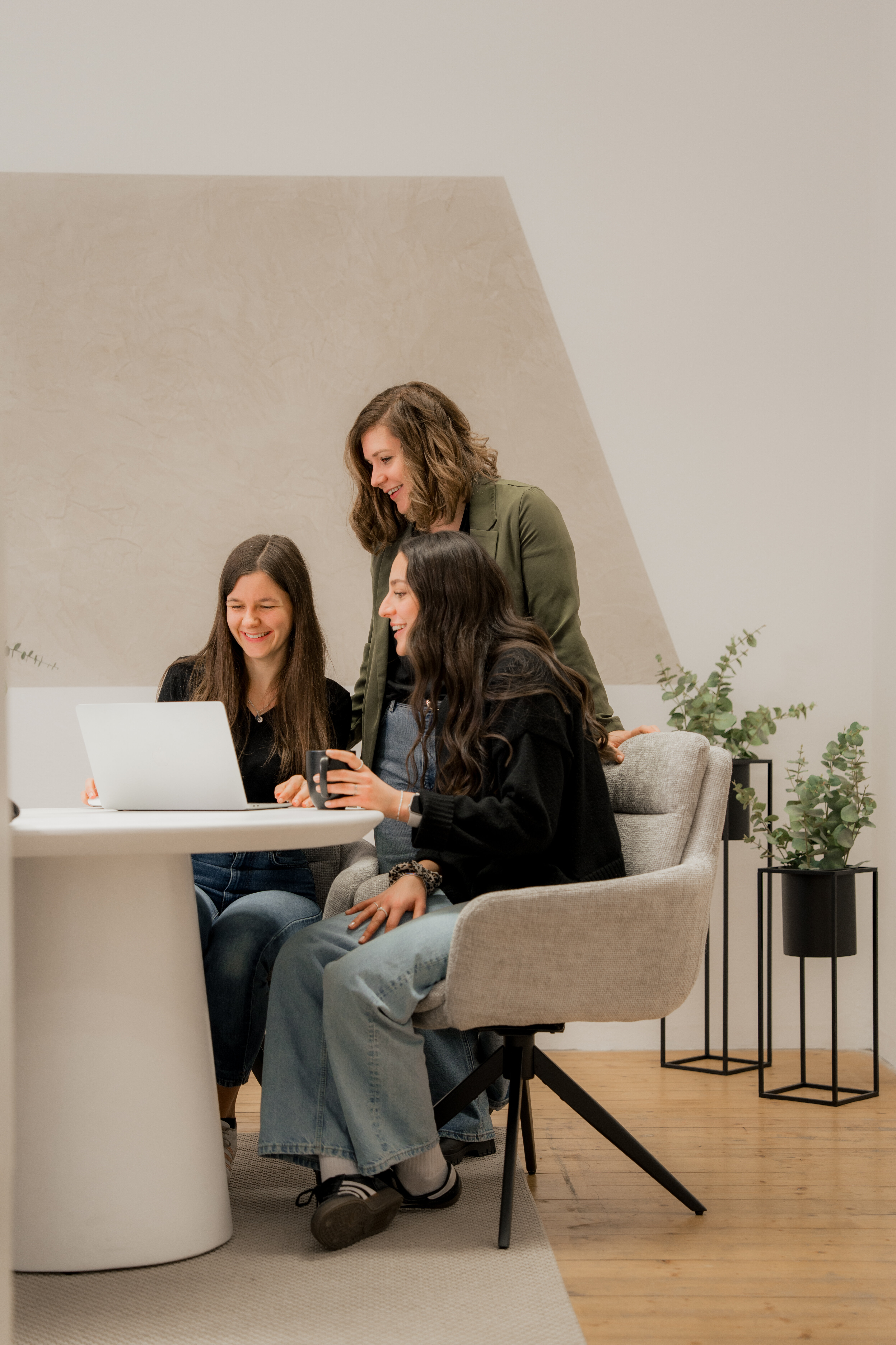 SEO-Expertin Tirol Lisa berät Lily und Annalena, die am Tisch der SEO-Agentur Tirol sitzen | © bridgeagency Janine Brugger