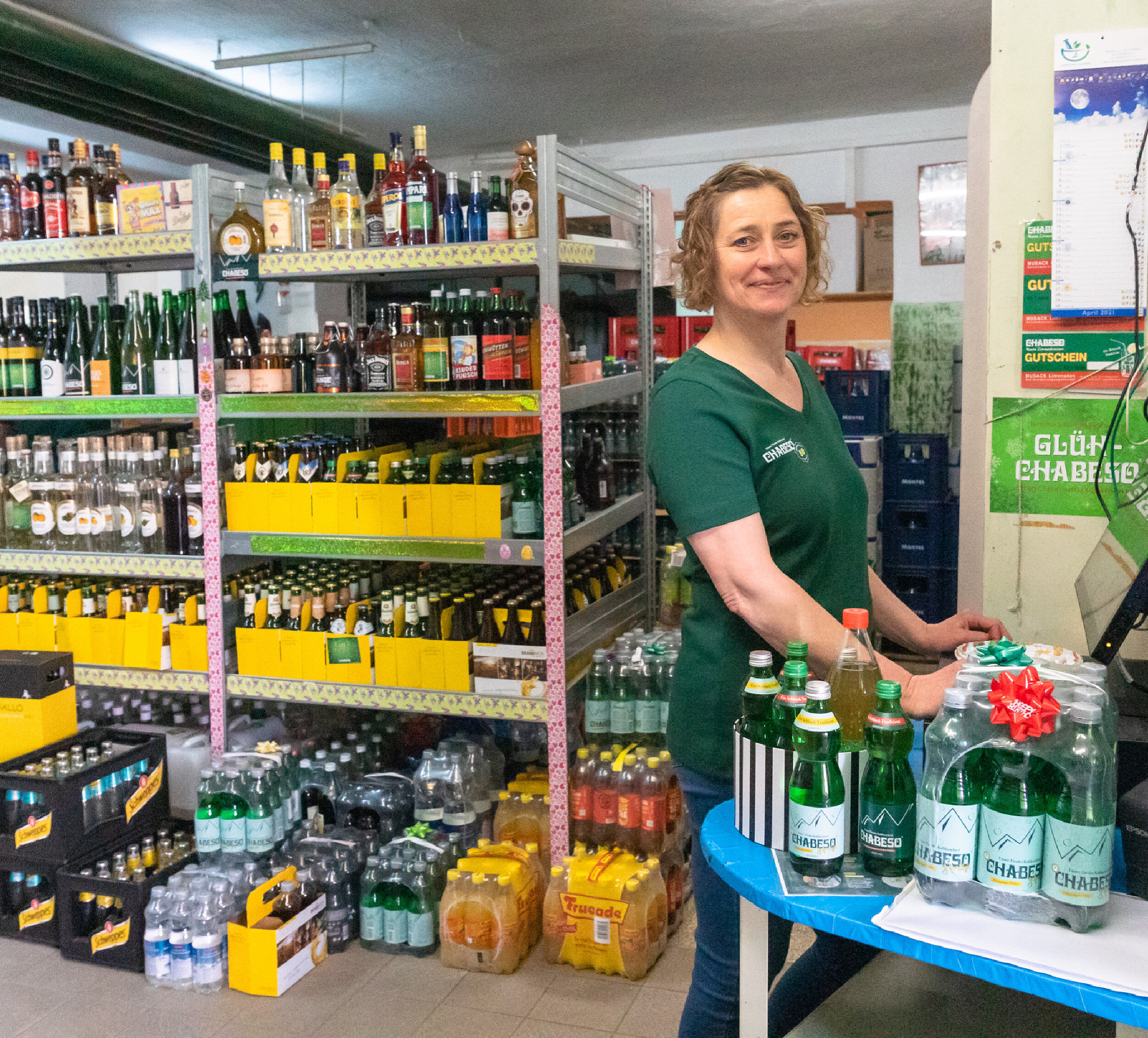 Die Geschäftsführerin im Getränkemarkt an der Kasse
