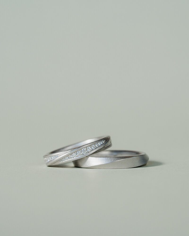 Zwei silberne Ringe, einer mit Diamanten und einer ohne