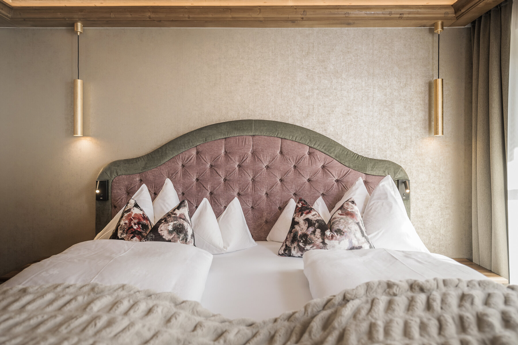 Das Bett eines Zimmers im Hotel Theresa