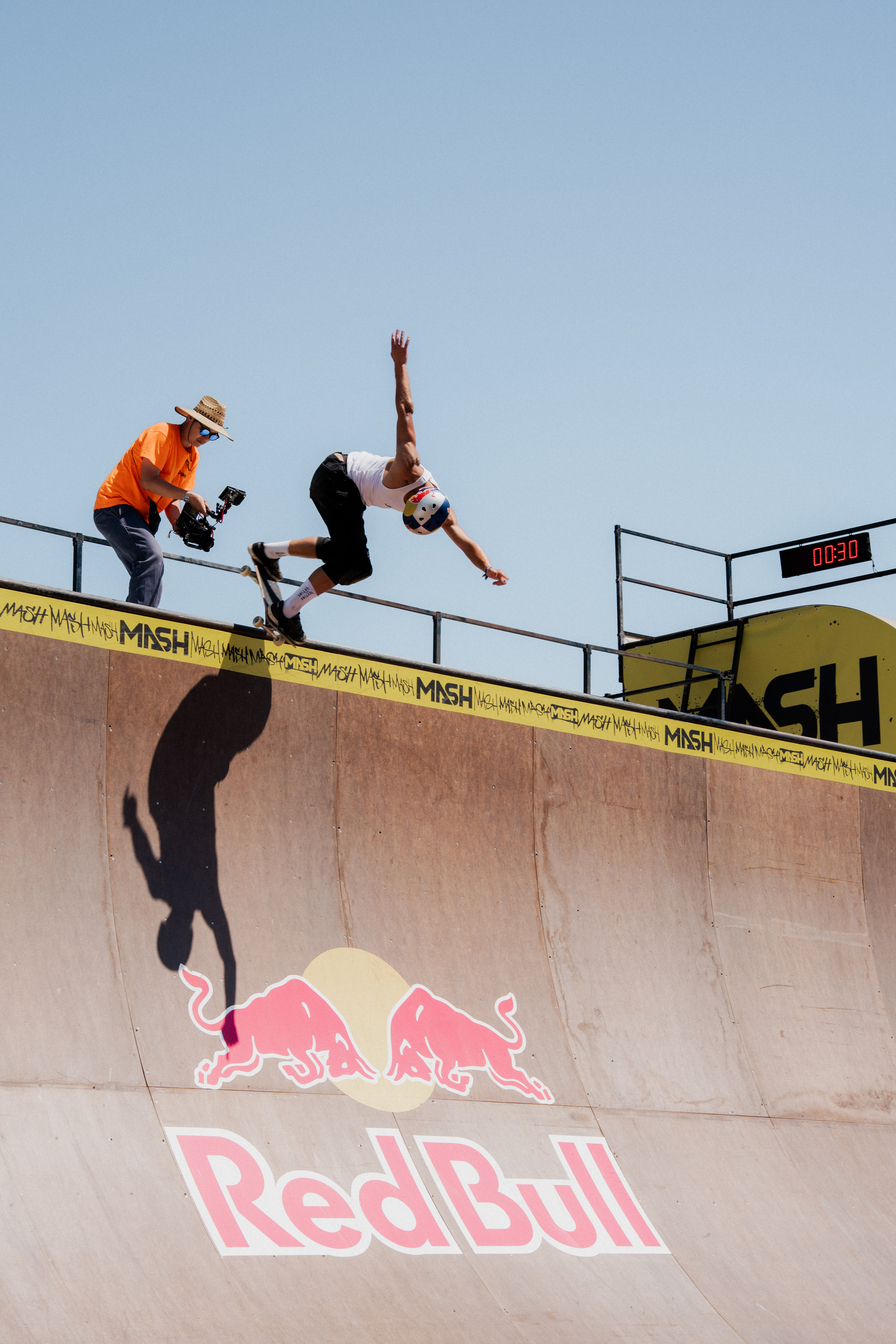 Ein Skateboard Fahrer wie er eine Halfpipe fährt