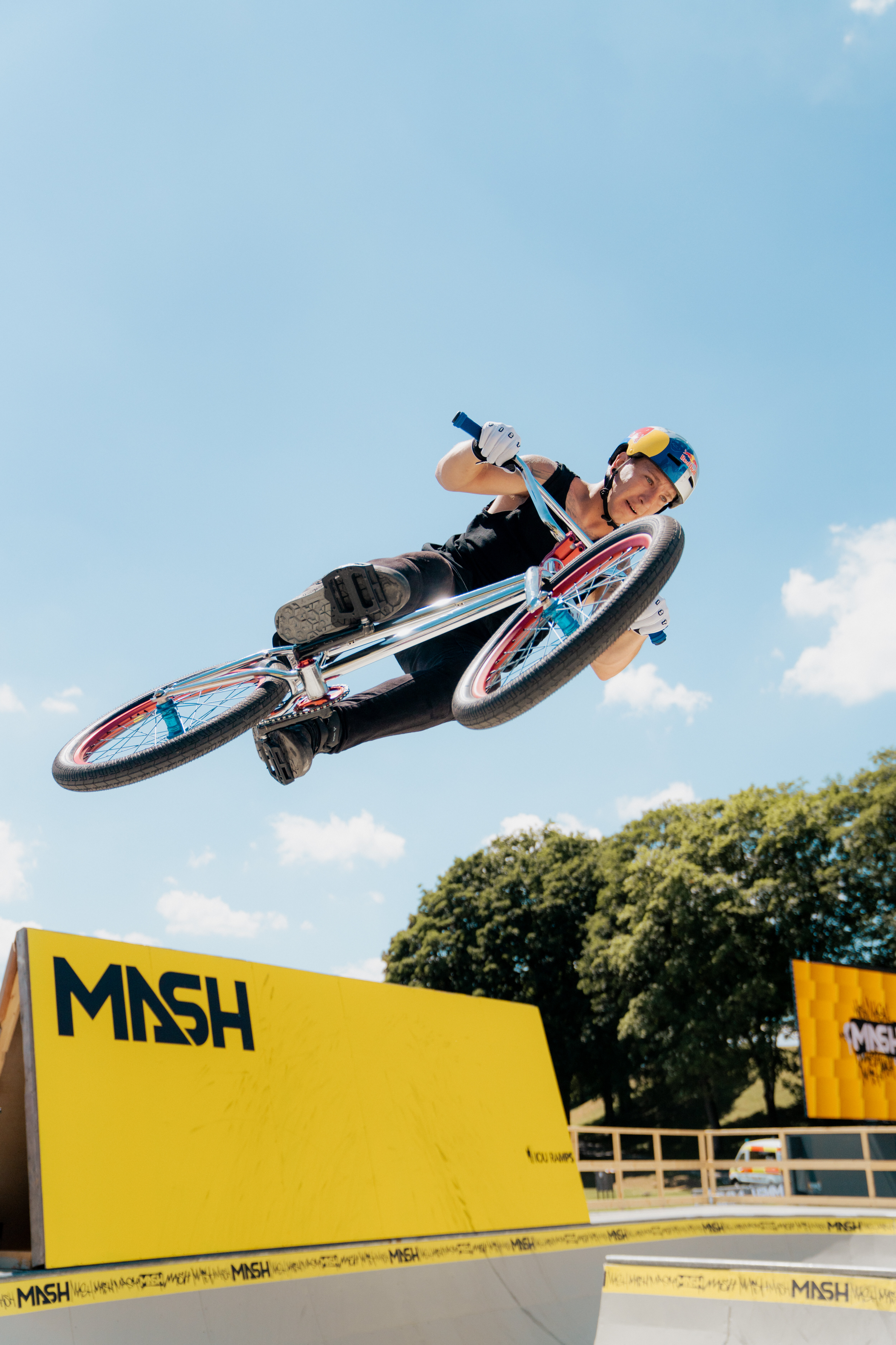 Ein BMX Fahrer wie er gerade springt