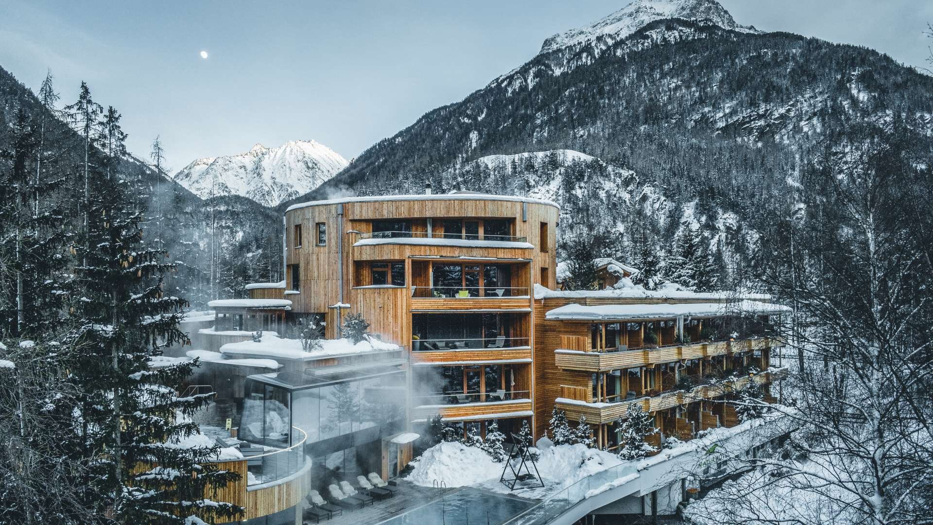 Das Hotel Waldklause von außen im Winter