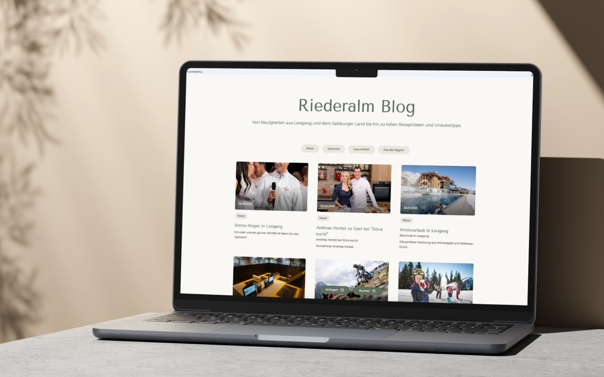 Ein Laptop der den Blog der Riederalm zeigt
