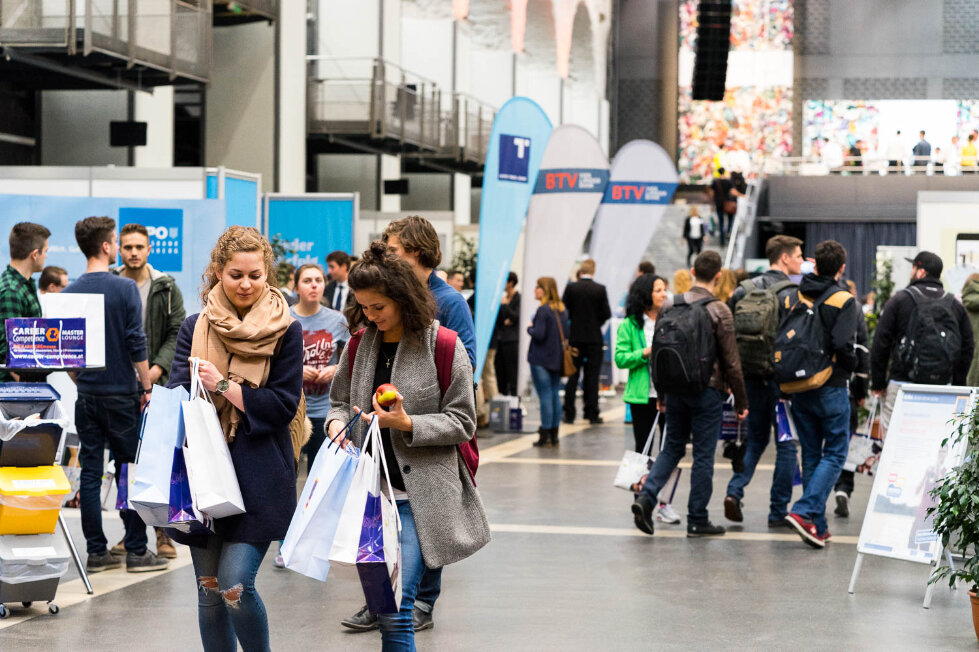 Ein Bild der Halle mit Besucher während der Messe