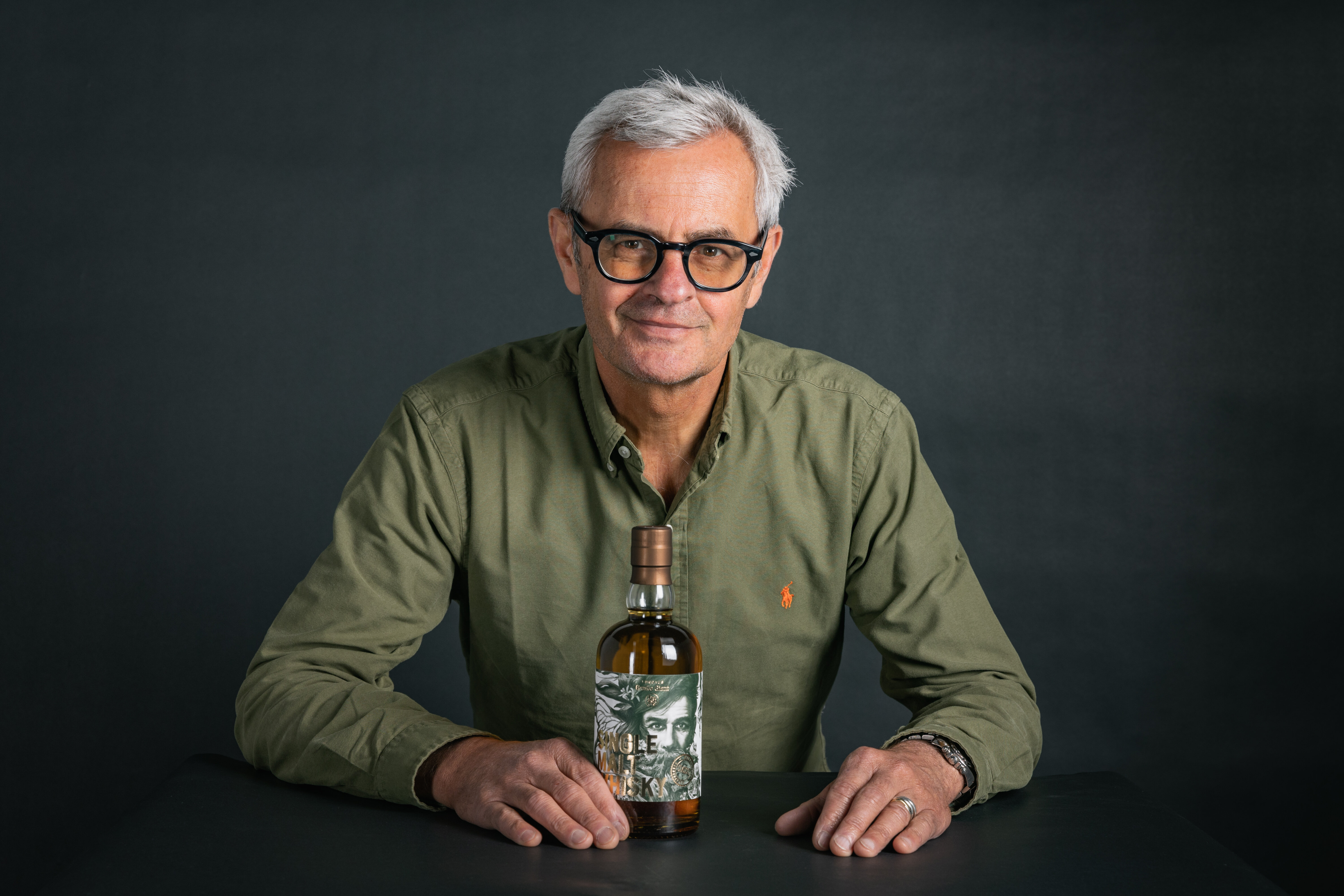 Der Geschäftsführer mit einer Flasche Whiskey