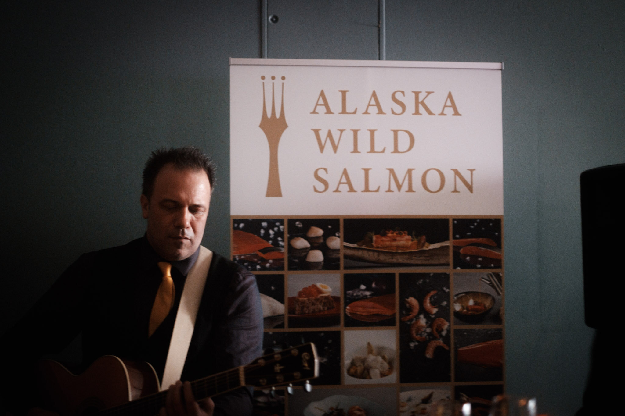 Der Gründer von Alaska Wild Salmon vor einem großen gebrandeten Banner