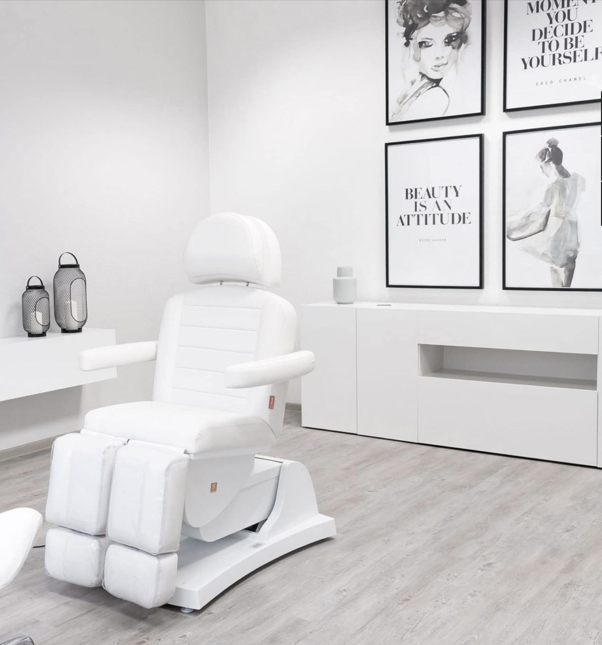 Ein Behandlungsstuhl im Behandlungsraum von truemetics