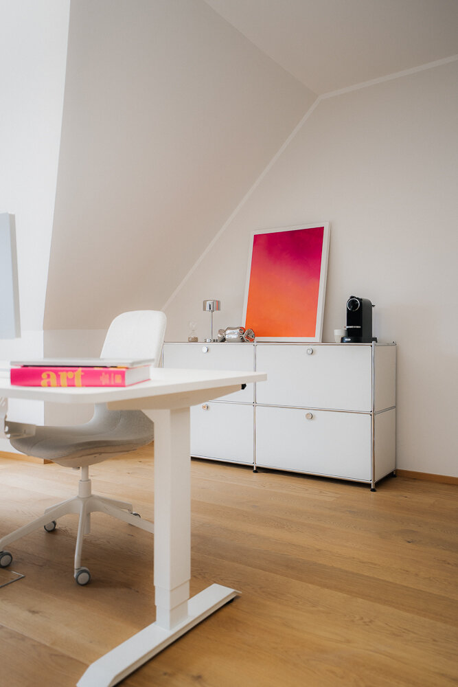 Das Büro mit Schreibtisch von Janine der Online Marketing Agentur Line Agency