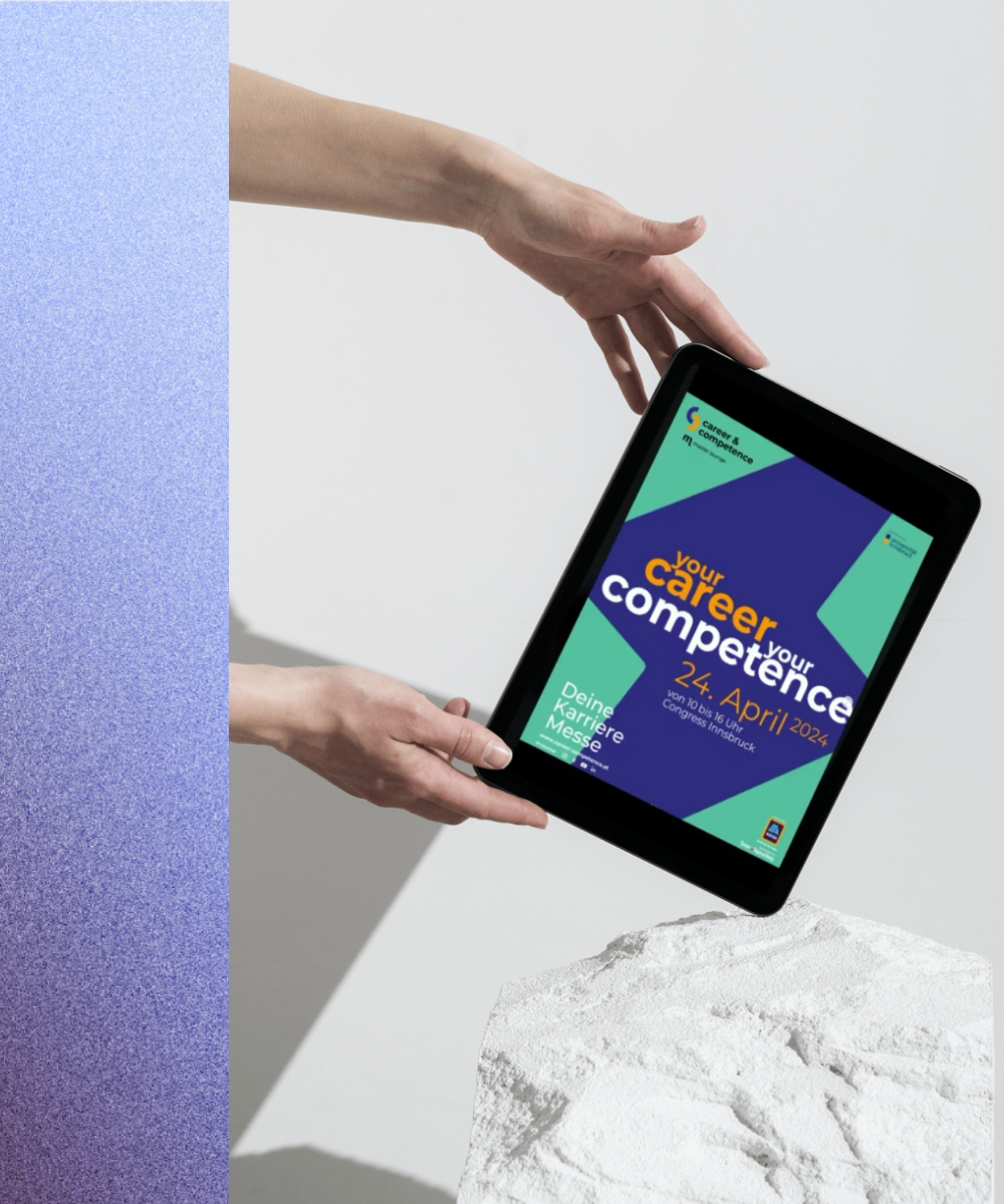 Zwei Hände halten ein Tablet mit Werbung für die Career & Competence Messe.
