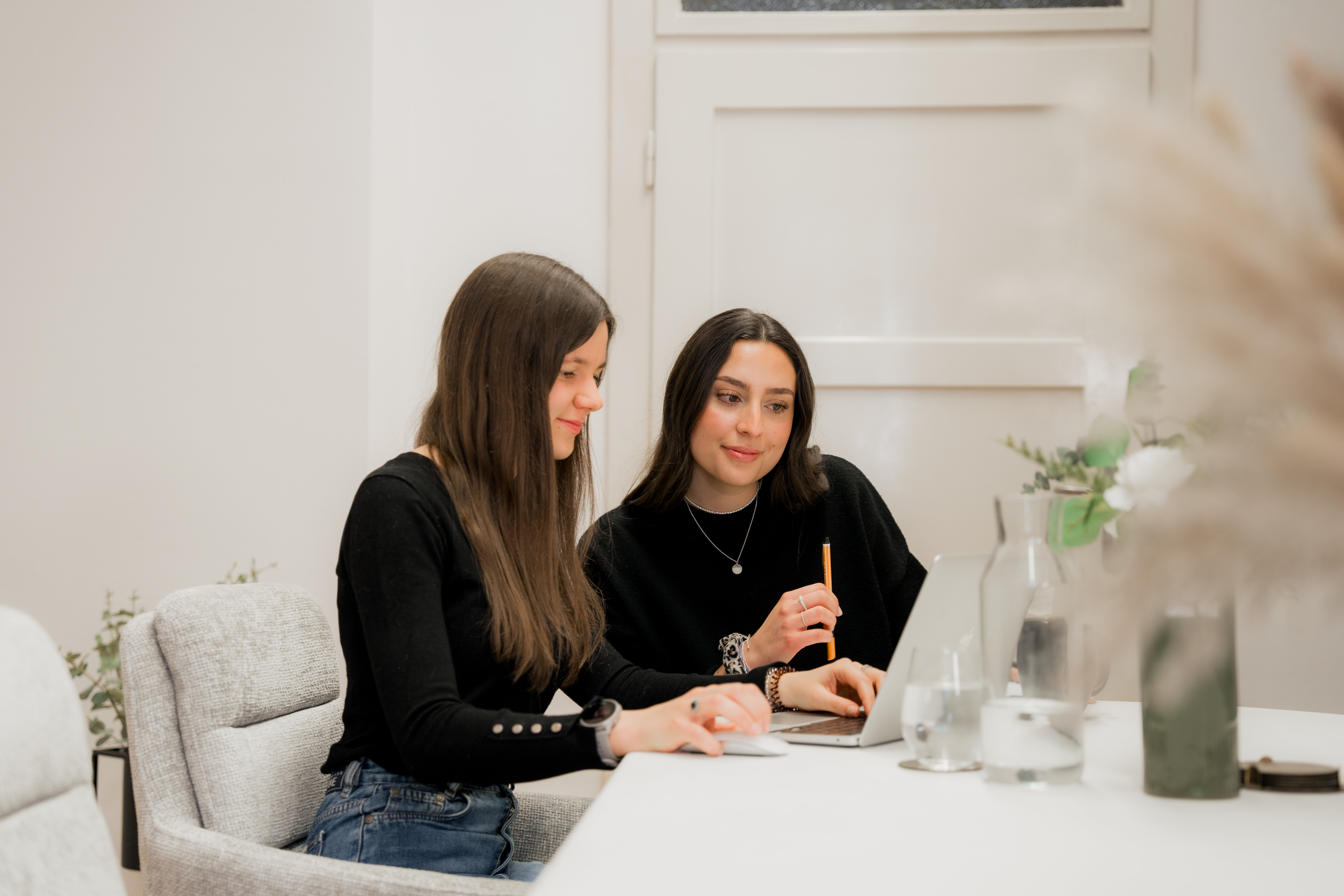 Digital Marketing Managerinnen Lily und Annalena im Office von LL-Marketing, Online-Marketing-Agentur in Tirol | © bridgeagency Janine Brugger